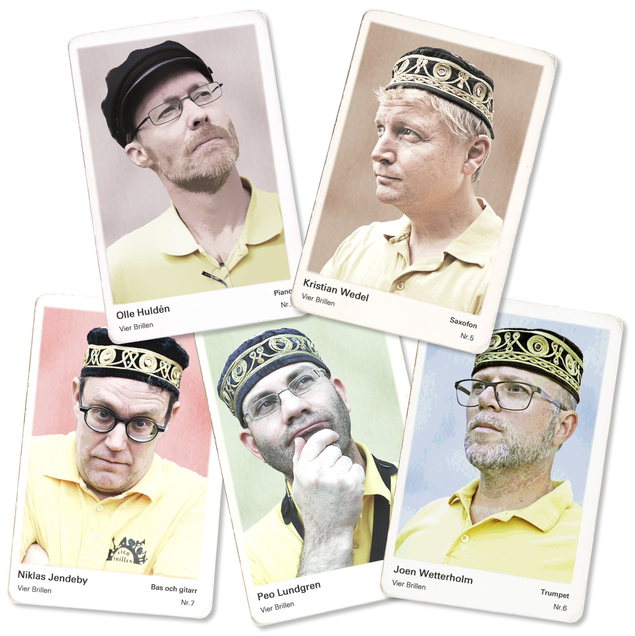Fem män visas i separata porträttkort, formgivna som samlarkort. Alla bär gula skjortor och svarta fez-liknande hattar med text. De poserar med olika uttryck – några fundersamma, andra lekfulla.