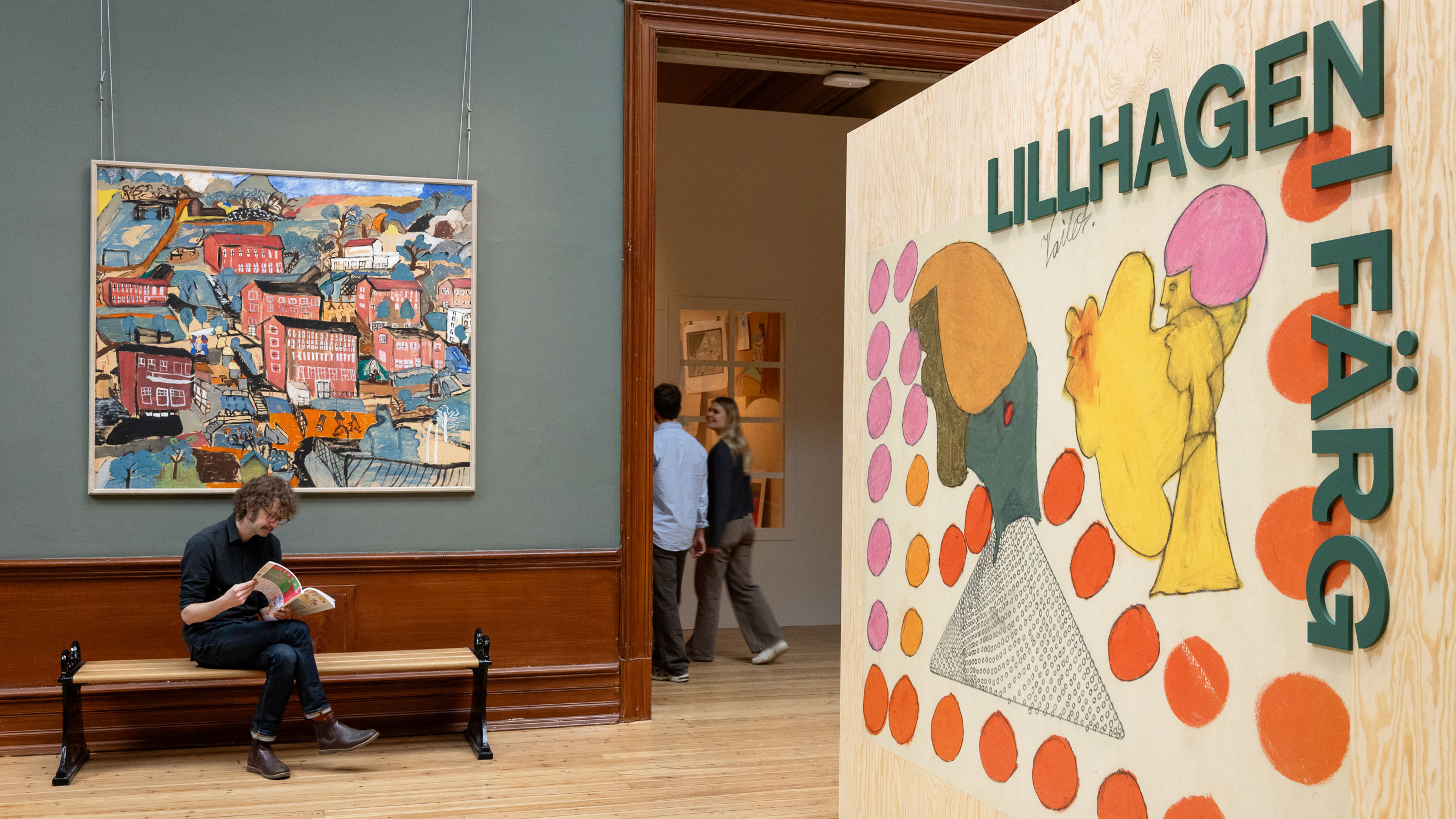 En konstutställningshall på ett museum där man ser en färgglad tavla med texten