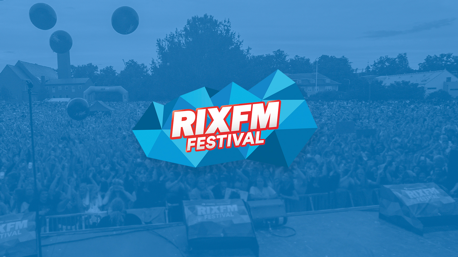 En stor festivalscen med en jublande publik i bakgrunden. Den blå RIX FM Festival-loggan är centrerad i bilden.