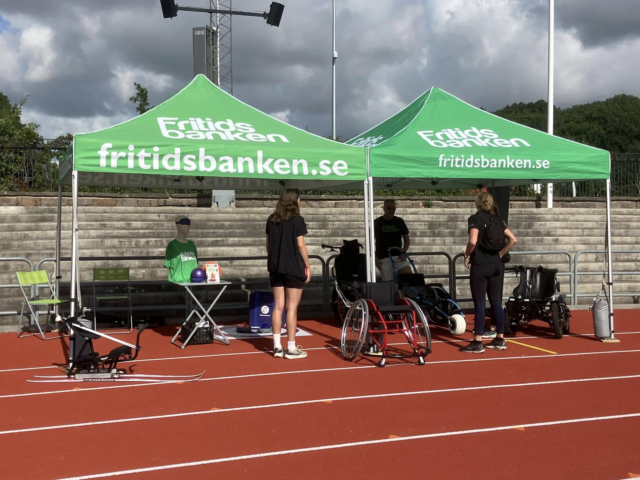 Två gröna tält med texten