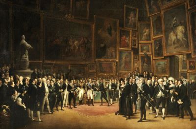 En målning som visar en stor sal fylld med människor i 1700- eller 1800-talskläder. Väggarna är tätt täckta av målningar i stora guldramar. Personerna i målningen är samlade som inför ett viktigt konstnärligt eller officiellt evenemang.