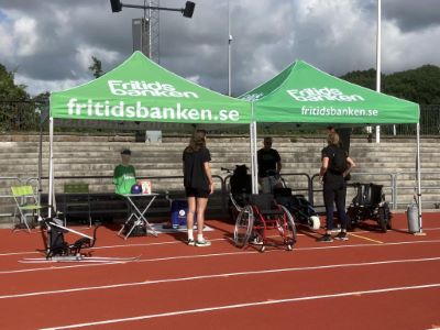 Två gröna tält med texten